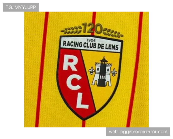 朗斯球迷客场高歌庆祝,半程冠军旗帜亮相看台