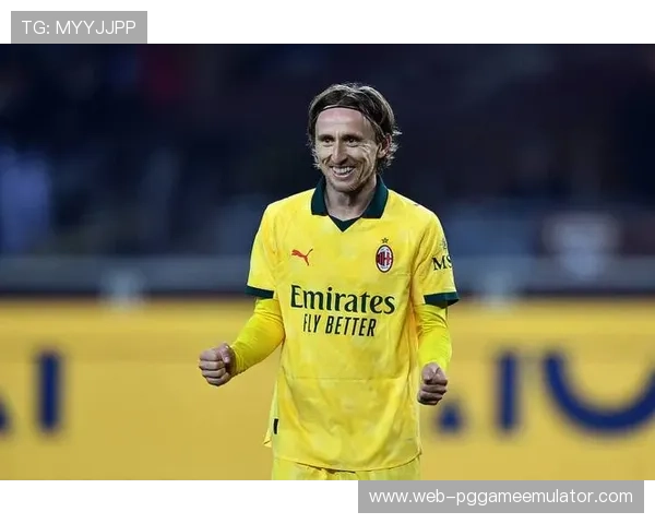 莫德里奇替补席凝神观战，39岁老将何时重归首发？